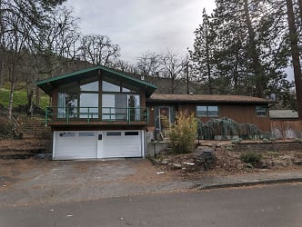 1960 W Scenic Dr - The Dalles, OR