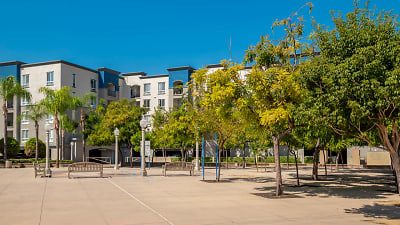 City Pointe Apartments - Fullerton, CA
