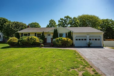 22 Eastover Dr - East Northport, NY