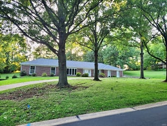 2 Woods Hill Dr - Chesterfield, MO