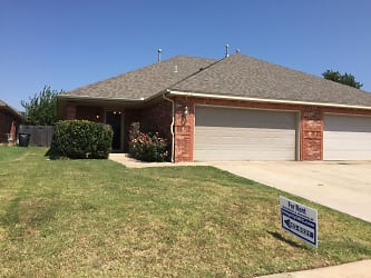 915 SW 37th St - Moore, OK