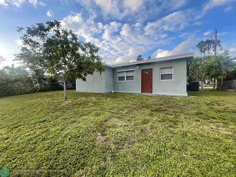 1642 NW 38th St - Oakland Park, FL