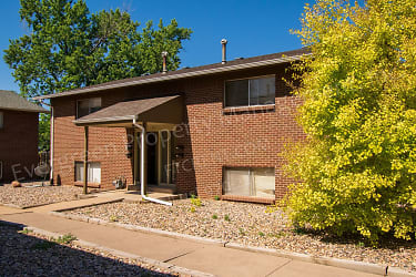 927 James Ct - Fort Collins, CO