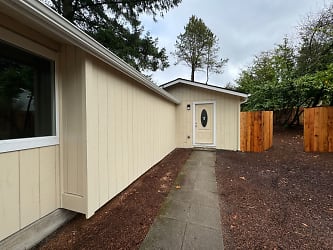 10054 SW 35th Ave - Portland, OR
