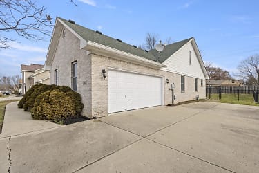 7907 Shannon Lakes Way - Indianapolis, IN