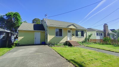 215 W Exeter St - Gladstone, OR