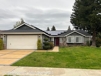 576 S Aronian St - Tulare, CA