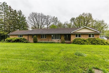 6841 Columbia Rd - Olmsted Falls, OH