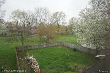 45250 Venetian Ave - Belleville, MI