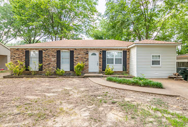 2248 Colonial Hills Dr - Southaven, MS