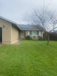 75 Loftus Ave - Lowell, OR