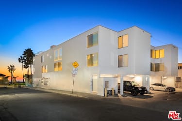 11 Brooks Ave #A - Los Angeles, CA