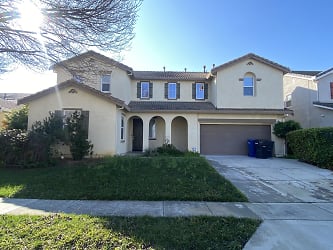 1318 Moonflower Ct - Patterson, CA