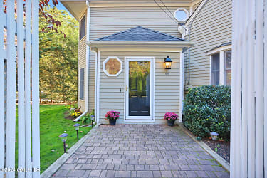 44 Hendrie Ave - Greenwich, CT