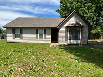 1862 Custer Dr - Southaven, MS