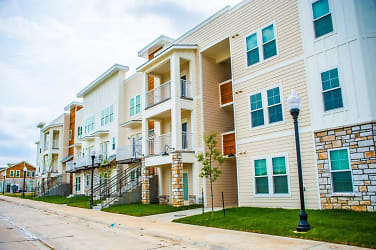 Bauer Farms Apartments & Townhomes - Lawrence, KS