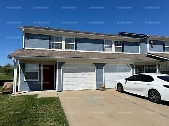 502 Sky Vue Dr - Raymore, MO