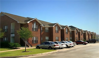 701 Balcones Dr - College Station, TX