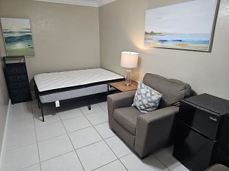 Room For Rent - Oakland Park, FL
