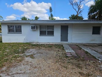 2923 Meadow Ave - Fort Myers, FL