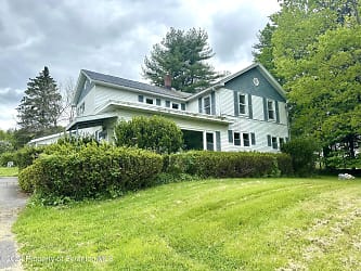 137 Sterling Gardens Rd - Moscow, PA