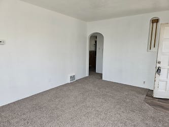 1612 Rollins Ave unit Upstairs - Cheyenne, WY