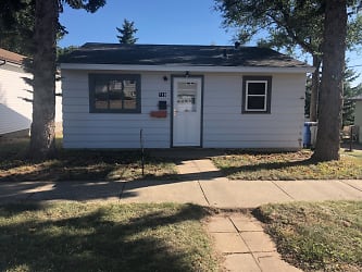 719 3rd St W - Dickinson, ND