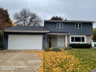 1223 Skyview Dr - Neenah, WI