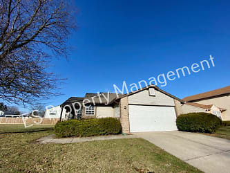 10044 Lone Wolf Dr - Indianapolis, IN