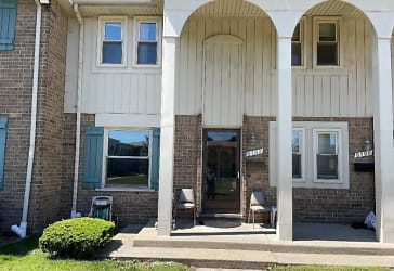 8102 Clay Ct - Sterling Heights, MI