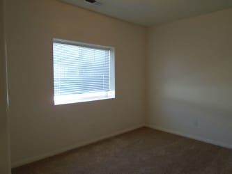 710 W Day Ave unit C - Bakersfield, CA