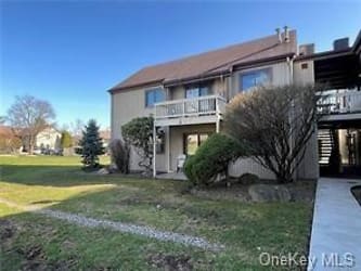 21 Sycamore Dr - Middletown, NY