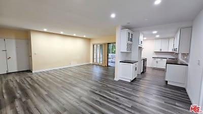 8550 Holloway Dr #301 - West Hollywood, CA