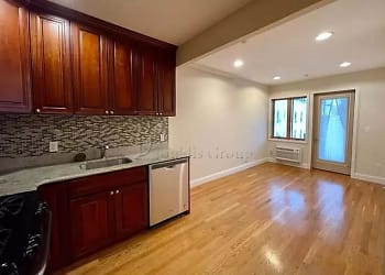23-39 31st Dr unit 3R - Queens, NY