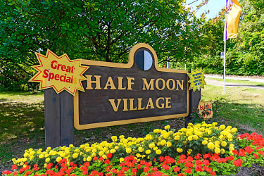 Half Moon Village Apartments - Saint Louis, MO