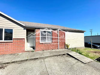 920 Winchester Ave - Reedsport, OR