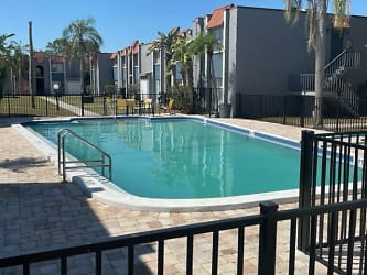 Briar Hill Apartments - Kenneth City, FL