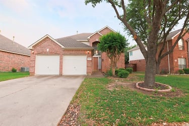9804 Hickory Hollow Ln - Irving, TX