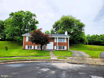 8 Weyhill Ct - Rosedale, MD