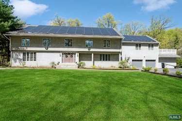 15 Old Oak Dr - Mahwah, NJ