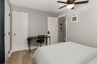 Room For Rent - Oakland, FL