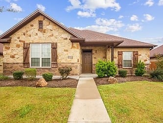 3005 Old Ironsides Dr - College Station, TX