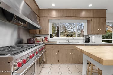 11 Gregory Rd - Greenwich, CT