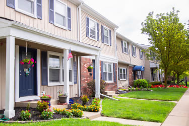 Meadowfield Townhomes Apartments - Rochester Hills, MI