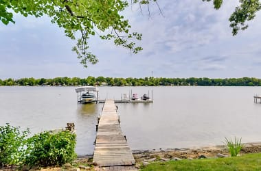 Pier with boat.png