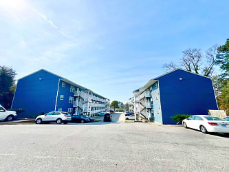 Lake Front Renovated 2 Bed/2 Bath Apartment Only 0.3 Miles From Public Beach Access! - Norfolk, VA