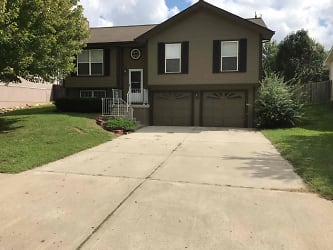 6703 South Brookside Road - Pleasant Valley, MO