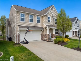 17062 Woodshire Dr - Strongsville, OH