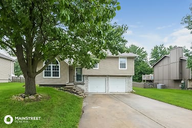 104 W Calico Dr - Raymore, MO