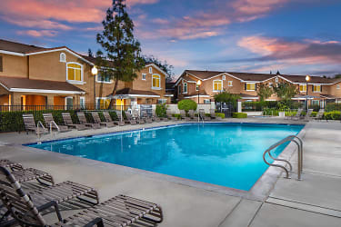 Homecoming At Creekside Apartments - Sacramento, CA